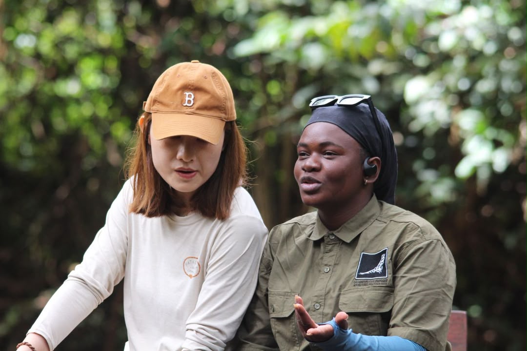 Safari guide explaining something to a guest during a walk